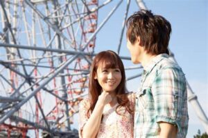 遊園地を楽しむカップル