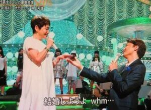 女性にプロポースする男性