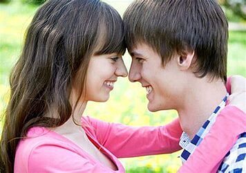 おでこを突き合わせる仲睦まじいカップル