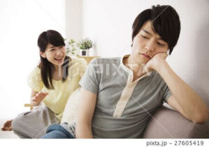 不機嫌な男性と説明を繰り返す女性