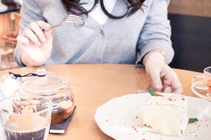 食事をする女性