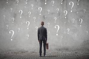疑問に悩む男性