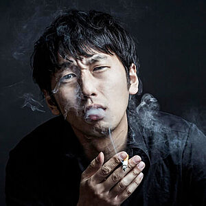 タバコをくゆらす男性