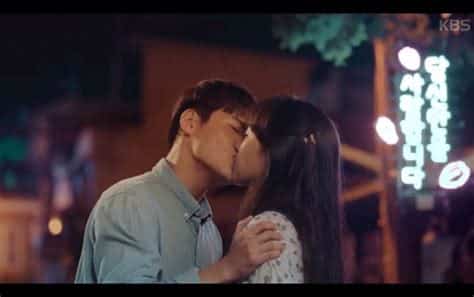 夜のホテル前での熱いキス