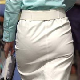 女性の後ろ姿きれいなお尻